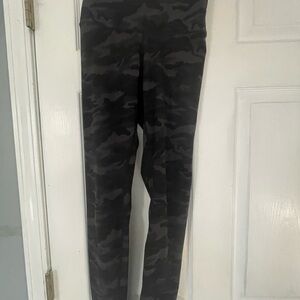 Colorfulkoala Women's Black & Gray Camo Leggings